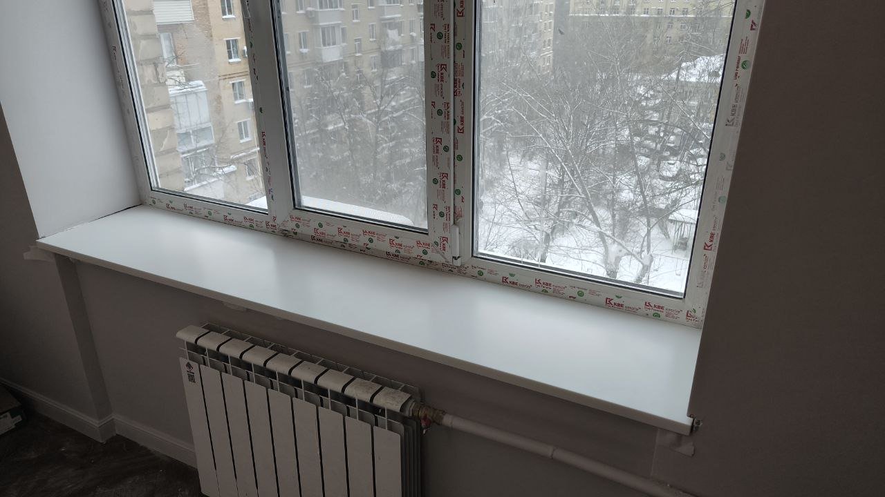 Белоснежный подоконник из искусственного камня от производителя.